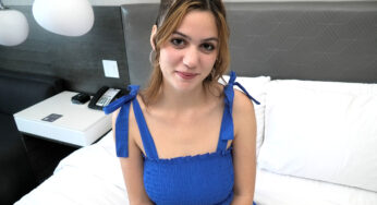 Genç ve iri göğüslü taş ilk porno deneyiminde amına yediriyor